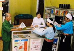 ĐIểm bưu điện văn hóa xã Dũng Phong, huyện Cao Phong luôn có đông đảo người dân đến tìm hiểu thông tin